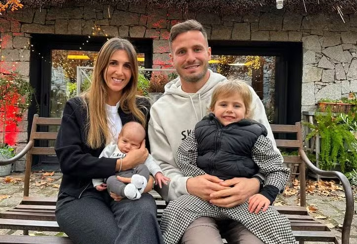 Saul Ñíguez, sua esposa Yaiza Salamanca e seus dois filhos