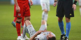 Saúl caído em campo na com problemas no rim