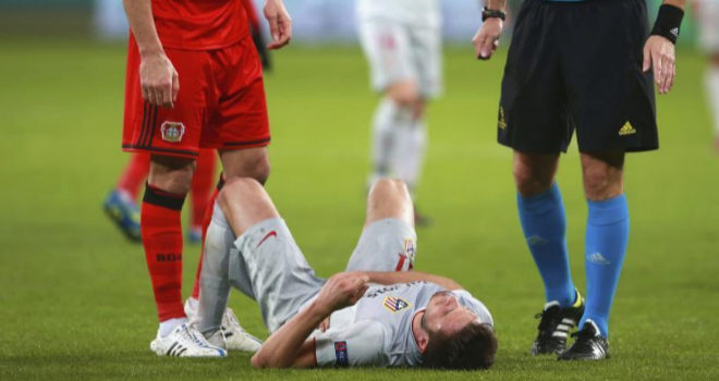 Saúl caído em campo na com problemas no rim