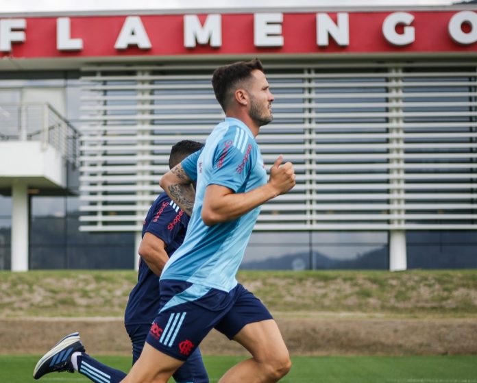 Saúl treina no Flamengo no Ninho do Urubu