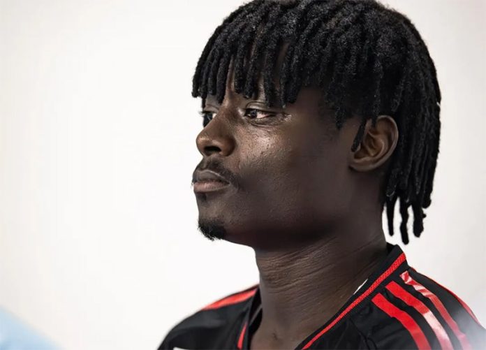 Shola ficou no banco de reservas contra o Santos na Vila Belmiro