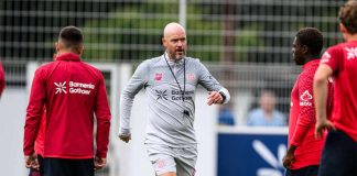 Ten Hag em treino do Bayer Leverkusen