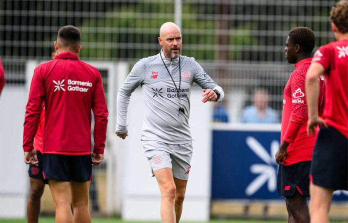 Ten Hag em treino do Bayer Leverkusen