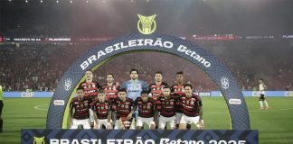 Time do Flamengo posa pra foto antes da vitória sobre o Atlético-MG