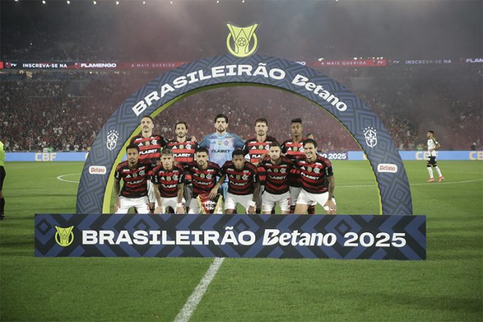 Time do Flamengo posa pra foto antes da vitória sobre o Atlético-MG