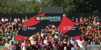 Times de Flamengo e Bayer Leverkusen posam pra foto antes de jogo na Gávea