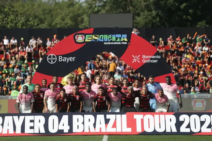 Times de Flamengo e Bayer Leverkusen posam pra foto antes de jogo na Gávea