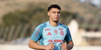Victor Hugo em treino do Flamengo no Ninho do Urubu