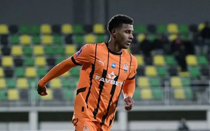 Vinicius Tobias em campo pelo Shakhtar