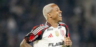 Wallace Yan em campo pelo Flamengo contra o Bragantino