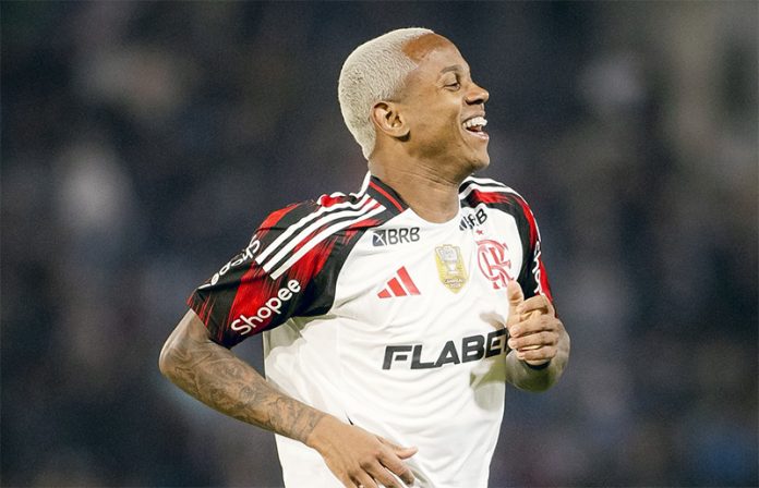Wallace Yan em campo pelo Flamengo contra o Bragantino