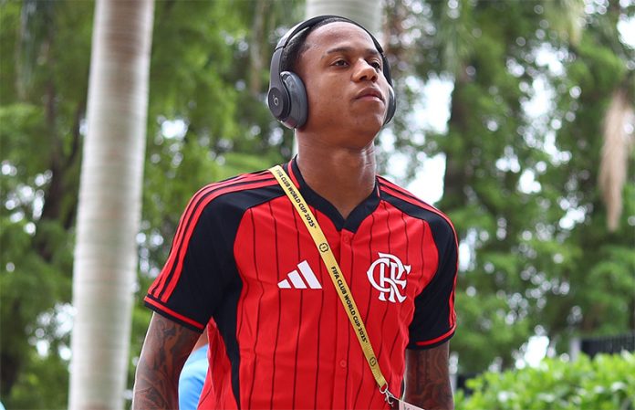 Wallace Yan na chegada do Flamengo no Hard Rock Stadium