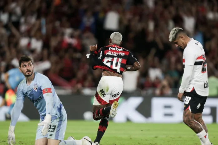 Wallace Yan marca o 2º gol do Flamengo contra o São Paulo