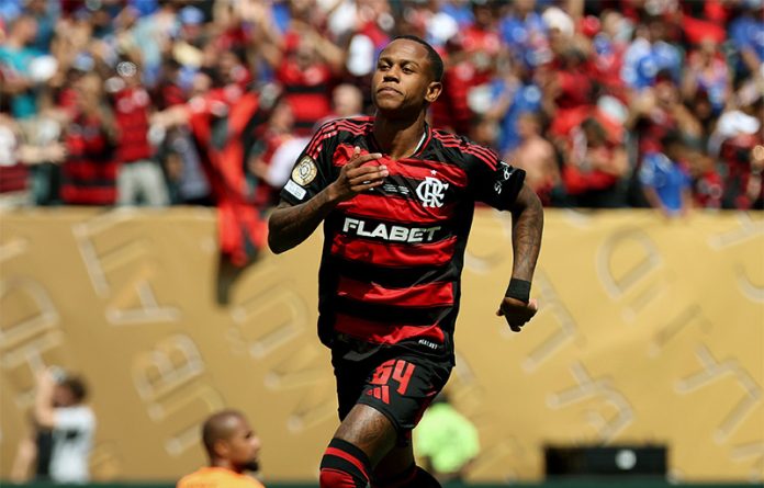 Wallace Yan marca contra o Chelsea no Mundial de Clubes
