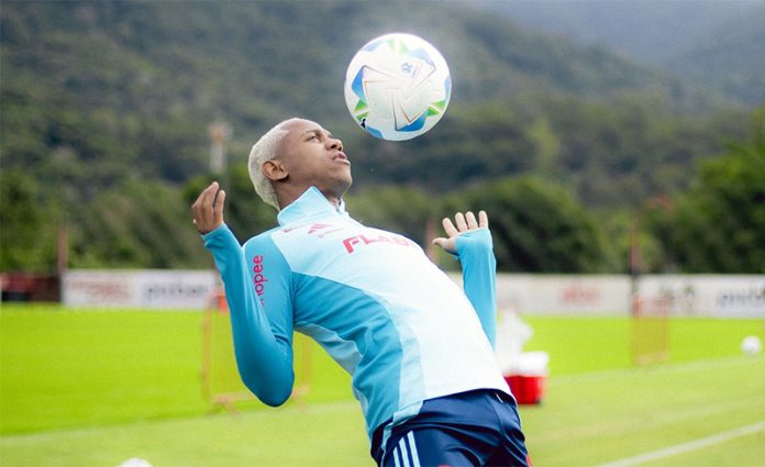 Wallace Yan em treino do Flamengo no Ninho do Urubu