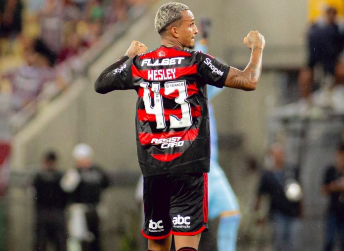 Wesley em campo pelo Flamengo
