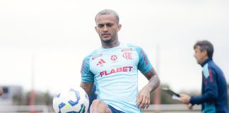 Wesley em treino do Flamengo no Ninho do Urubu