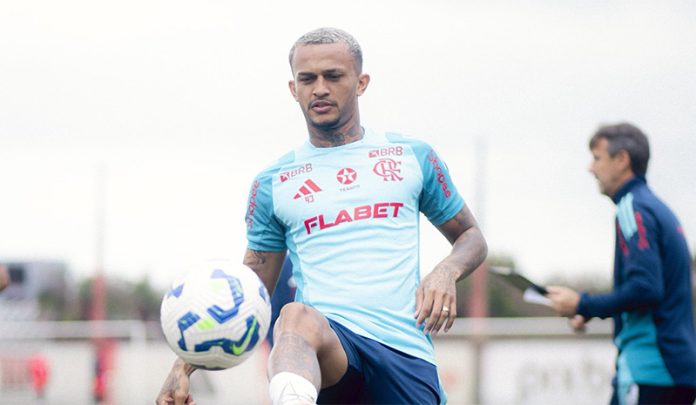 Wesley em treino do Flamengo no Ninho do Urubu