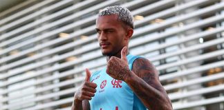 Wesley em treino do Flamengo no Ninho do Urubu