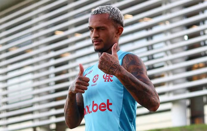 Wesley em treino do Flamengo no Ninho do Urubu
