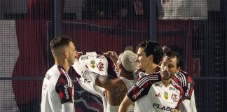 Jogadores comemoram com Wesley o gol da vitória do Flamengo sobre o Bragantino