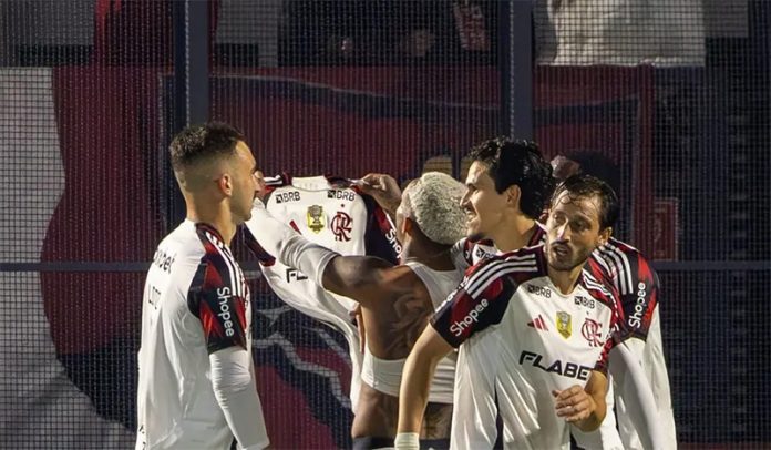 Jogadores comemoram com Wesley o gol da vitória do Flamengo sobre o Bragantino
