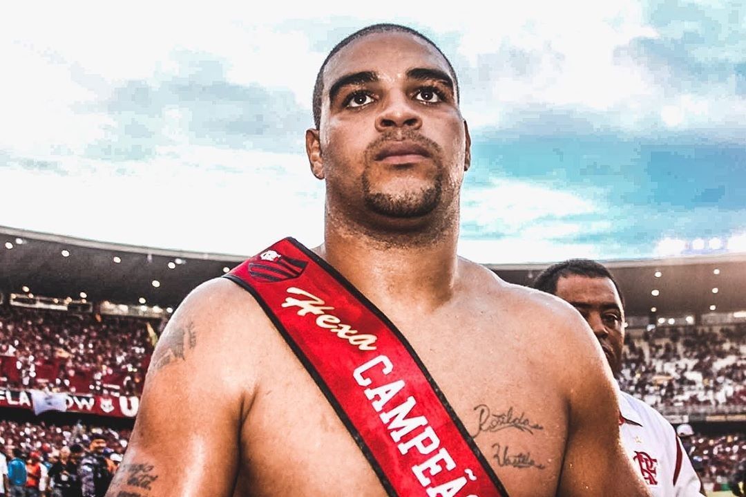 Adriano Imperador com a faixa de Hexacampeão do Flamengo em 2009