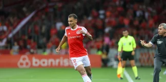 Alan Patrick em campo pelo Internacional
