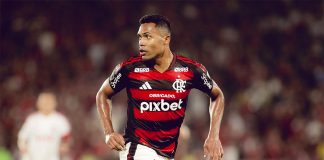Alex Sandro em campo pelo Flamengo contra o Internacional