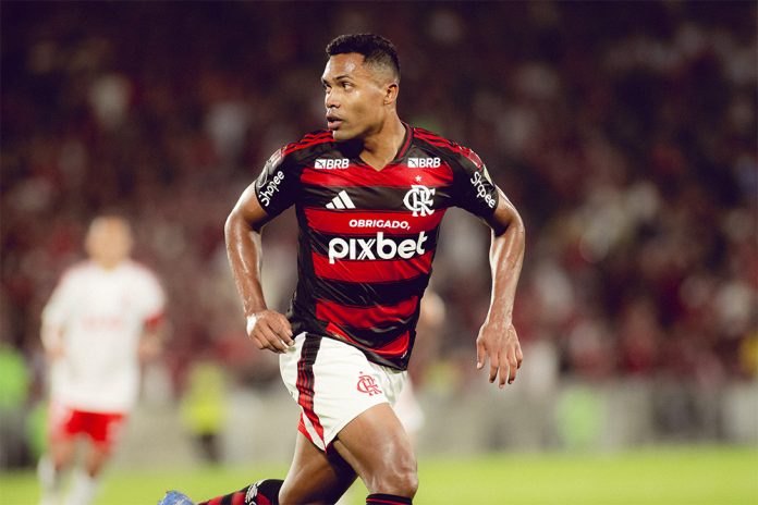 Alex Sandro em campo pelo Flamengo contra o Internacional