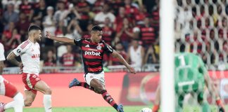 Alex Sandro em campo pelo Flamengo contra o Internacional