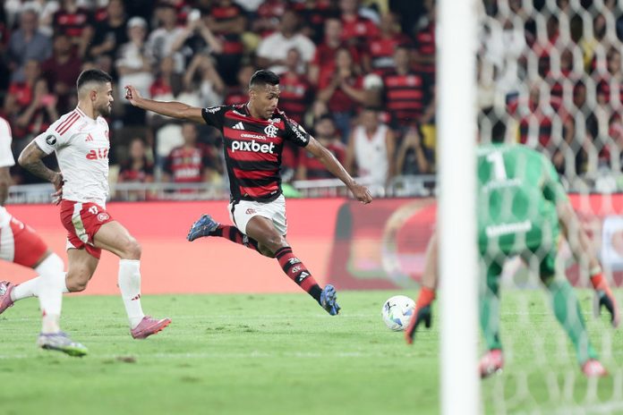 Alex Sandro em campo pelo Flamengo contra o Internacional