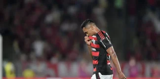 Alex Sandro deixa o campo na partida contra o Vitória com dores na panturrilha esquerda