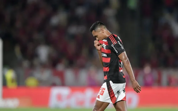 Alex Sandro deixa o campo na partida contra o Vitória com dores na panturrilha esquerda