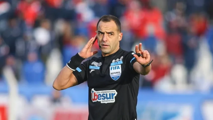 Árbitro uruguaio Esteban Ostojich