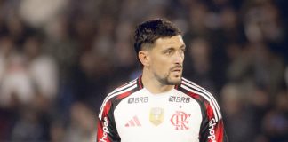 Arrascaeta em campo pelo Flamengo na vitória sobre o Bragantino