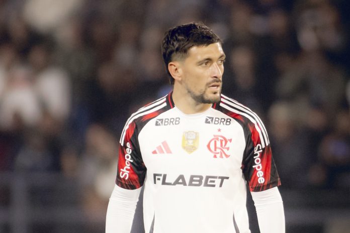 Arrascaeta em campo pelo Flamengo na vitória sobre o Bragantino