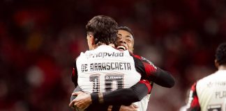 Arrascaeta abraça Bruno Henrique no primeiro gol do Flamengo na vitória sobre o Internacional - Foto: Adriano Fontes / Flamengo
