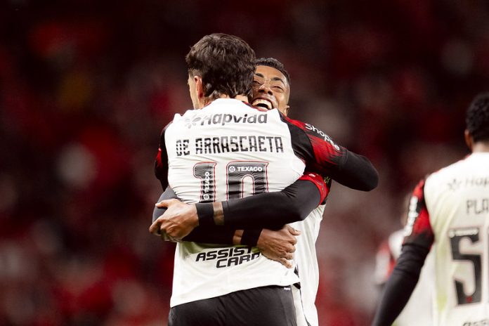 Arrascaeta abraça Bruno Henrique no primeiro gol do Flamengo na vitória sobre o Internacional - Foto: Adriano Fontes / Flamengo