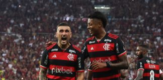 Arrascaeta e Bruno Henrique em campo pelo Flamengo