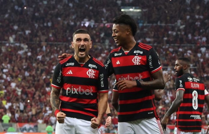 Arrascaeta e Bruno Henrique em campo pelo Flamengo
