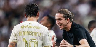 Arrascaeta e Filipe Luís em campo no empate entre Flamengo e Ceará