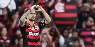 Arrascaeta comemora o gol do Flamengo sobre o Grêmio no Maracanã - FOTO: Gilvan de Souza