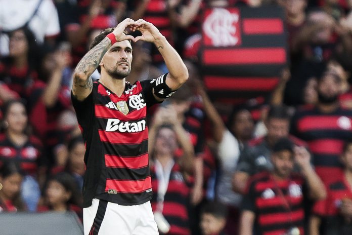Arrascaeta comemora o gol do Flamengo sobre o Grêmio no Maracanã - FOTO: Gilvan de Souza