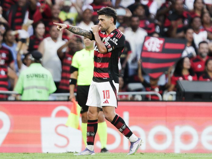 Arrascaeta comemora o gol do Flamengo sobre o Grêmio no Maracanã - FOTO: Gilvan de Souza