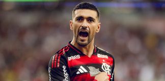 Arrascaeta comemora gol pelo Flamengo