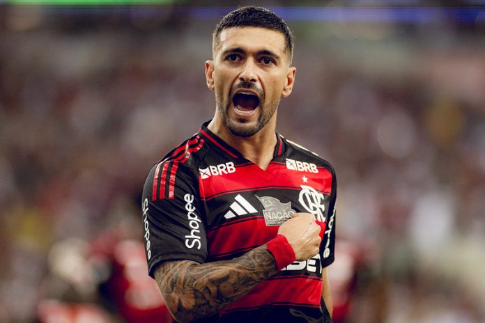 Arrascaeta comemora gol pelo Flamengo