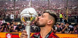 Arrascaeta beija a Copa Libertadores na conquista do Flamengo em 2019