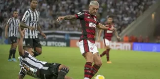 Arrascaeta em campo pelo Flamengo contra o Ceará
