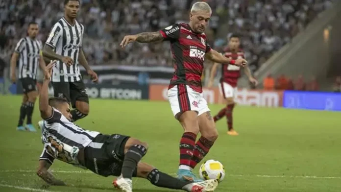 Arrascaeta em campo pelo Flamengo contra o Ceará
